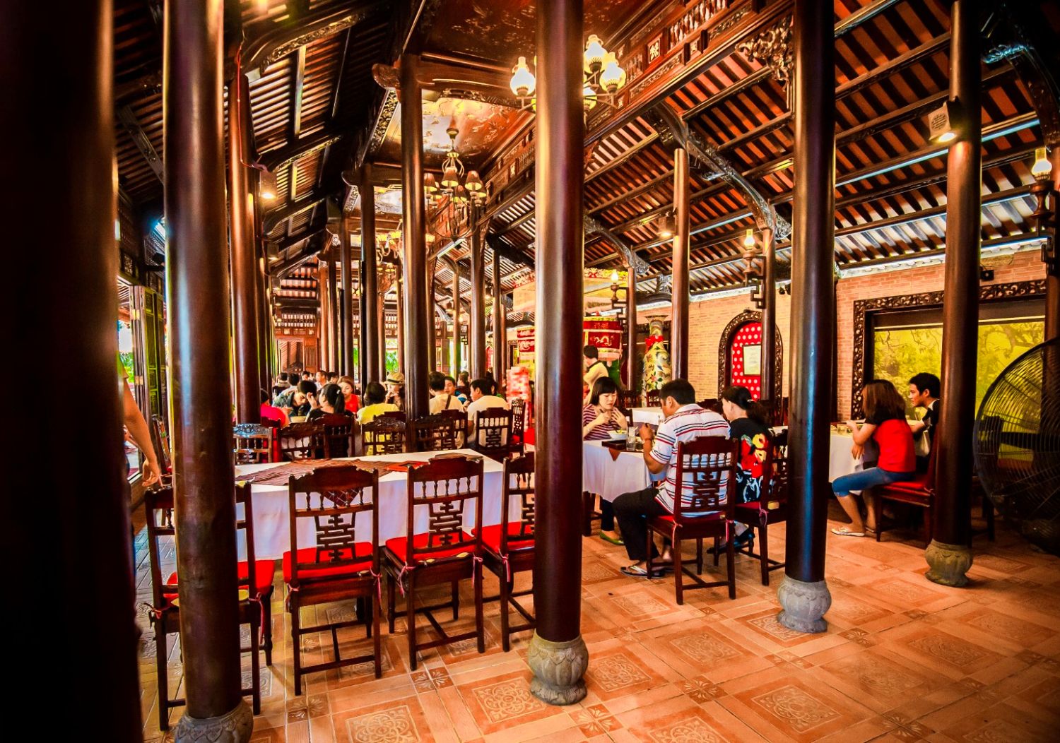 Dùng cơm tại nhà hàng, thưởng thức đặc sản Cố đô