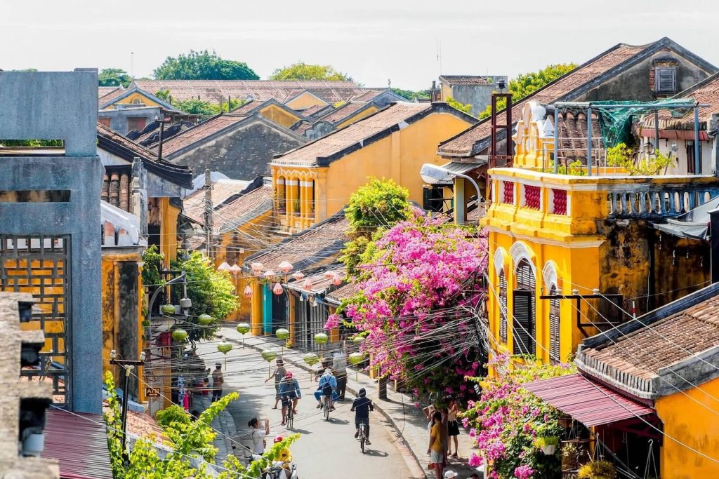 Dạo Phố cổ Hội An và tận hưởng những phút giây thư giãn.